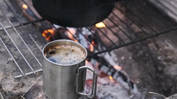 Becher Mit Selbst Zubereitetem Aromatischen Kaffee Lagerfeuer Der Natur Aus — Stockvideo