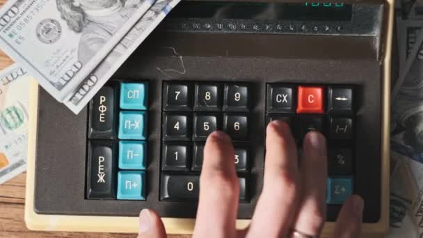 Vedere Sus Numărând Vechi Calculator Epocă Înconjurat Dolari Close Butoane — Videoclip de stoc