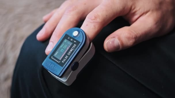 Pulsoximeter Meet Puls Zuurstofverzadiging Een Mannelijke Vinger Close Het Moderne — Stockvideo