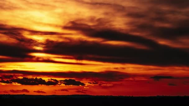 Niesamowity Zachód Słońca Ciemnym Niebie Epickimi Dramatycznymi Chmurami Timelapse Jasne — Wideo stockowe