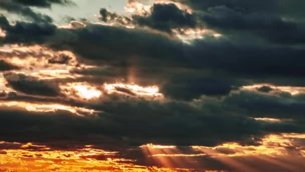 柔らかい雲 ティメラプスでオレンジ色の空の地平線の上に素晴らしい夕日 4Kについて 明るい太陽が地平線の上に沈んでいる ドラマチックなカラフルなダークサンセットの壮大な雲 バリエーションカラー タイムラプス サンダウン — ストック動画