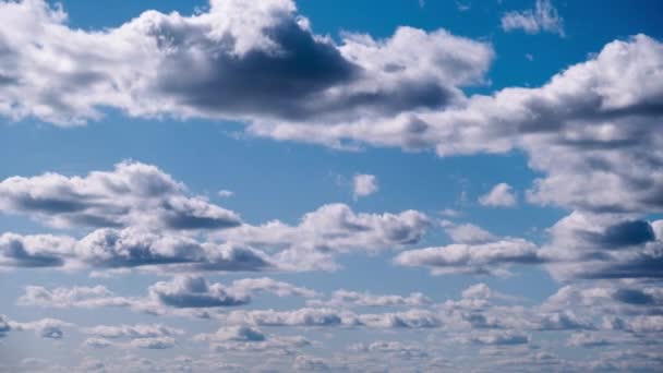 青空に雲が移動するタイムラプス 多くの光と灰色の雲が形を変え 時間の経過とともにクラウドスペースのバックグラウンド 天候の変化について コピースペース — ストック動画
