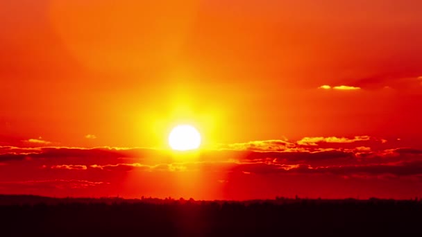Turuncu Gökyüzünde Gün Batımı Yumuşak Bulutlarla Timelapse Bin Parlak Güneş — Stok video
