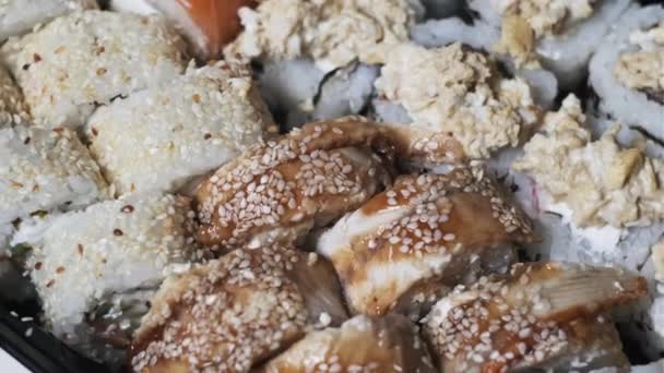 Rulourile Sushi Într Cutie Plastic Rotesc Aproape Cutie Sushi Gata — Videoclip de stoc