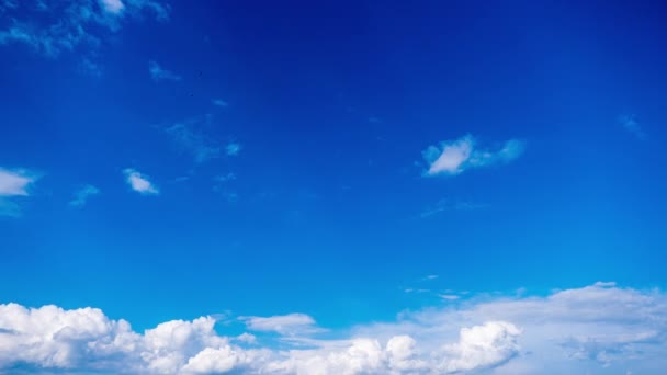 空に素晴らしい雲のタイムラプス 太陽の下で移動する光と灰色の雲 時間の経過と広い雲の空間背景 天候の変化 コピースペース パノラマの雲の空間 — ストック動画