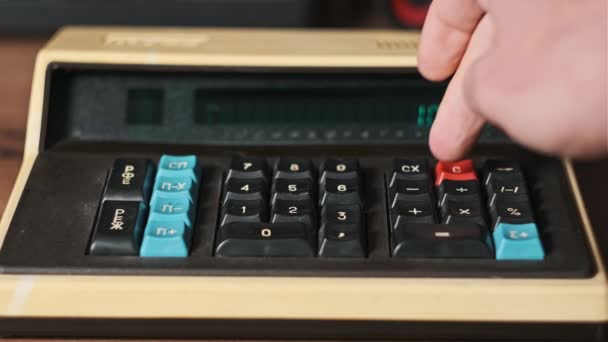 ヴィンテージ電卓のカウント 古いレトロ計算機の男性の手の出版物ボタンは木製の机の上に閉じました コンセプトは 家庭の財政 金融法案をカウントします — ストック動画