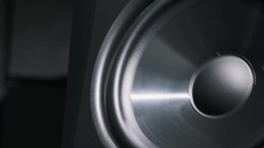 Stüdyo monitör hoparlörü bir kayıt stüdyosundaki bas müzik yüzünden titreşiyor, yakın plan. Modern hoparlör zarı ağır çekimde yüksek sesle şarkı dinlerken hareket eder. Düşük frekansta bas hoparlörü çalışıyor. HiFi