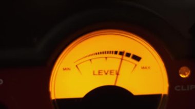 Ses sinyali seviyesinin analog arama göstergesi. Klasik ok ses seviyesiyle senkronize hareket eder. Sarı arka farlı yuvarlak klasik hacim göstergesi, VU metre. DB desibellerini ölçen eski ölçü göstergesini kapat