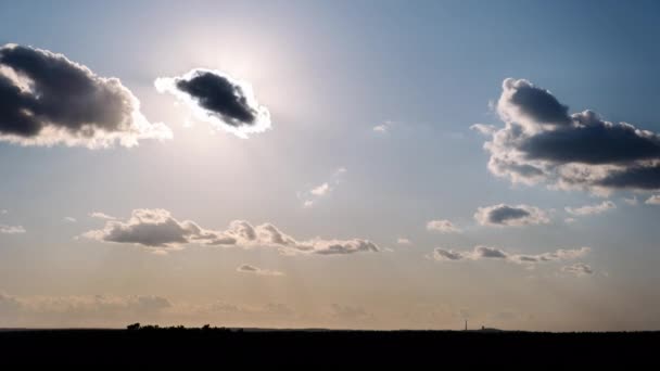 Timelapse Nuvens Cumulus Movendo Sobre Horizonte Céu Azul Contra Sol — Vídeo de Stock