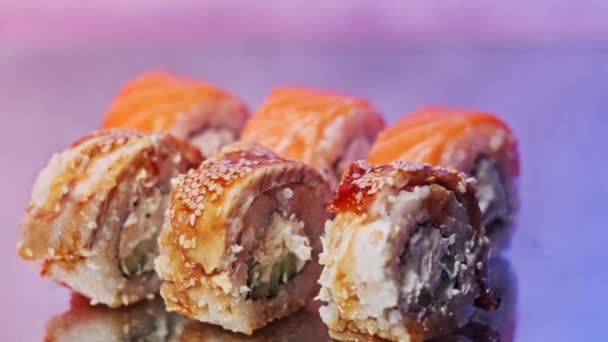 Palillos Tomando Rollo Sushi Del Set Usando Palos Para Sushi — Vídeo de stock