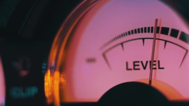 Sarı Arka Işıklandırmalı Ses Sinyali Seviyesinin Analog Yuvarlak Göstergesi Klasik — Stok video