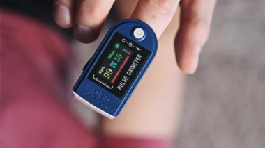 İnsan nabız ve oksijen doygunluğunu evdeki nabız oksimetresiyle ölçer. Kalp atışlarını ölçen modern cihaz kalp atışlarını kontrol ediyor. Kandaki oksijen seviyesini gözlemliyorum. Dikkat, tıbbi teknoloji.