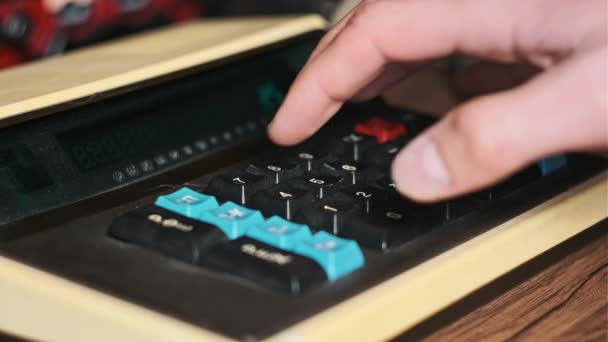 Liczę Zabytkowy Kalkulator Mężczyzna Nacisnąć Przyciski Starym Retro Maszyny Obliczeniowej — Wideo stockowe