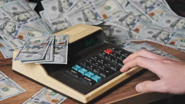 Menghitung Pada Kalkulator Vintage Tua Dikelilingi Oleh Dolar Close Tangan — Stok Video