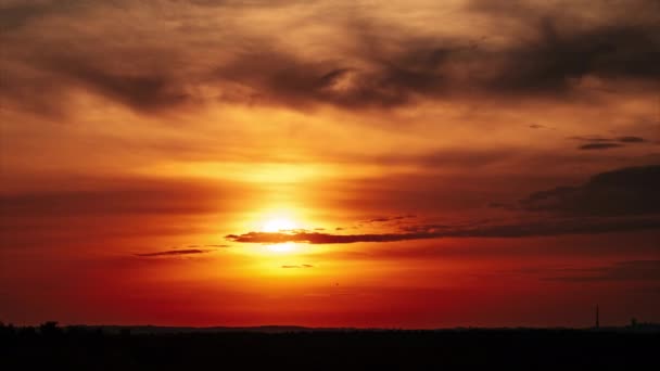 Atemberaubender Sonnenuntergang Orangefarbenen Himmel Mit Weichen Wolken Zeitraffer Strahlende Sonne — Stockvideo