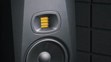 Stüdyo monitör hoparlörü bir kayıt stüdyosundaki bas müzik yüzünden titreşiyor, yakın plan. Modern hoparlör zarı ağır çekimde yüksek sesle şarkı dinlerken hareket eder. Düşük frekansta bas hoparlörü çalışıyor. HiFi