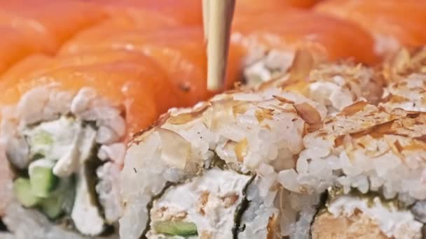 Chopsticks Nemen Één Sushi Uit Sushi Doos Close Rollen Een — Stockvideo