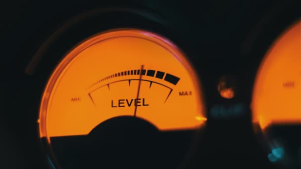 Analoge Ronde Pijl Indicator Van Audio Signaalniveau Met Gele Achtergrondverlichting — Stockvideo