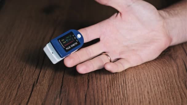 Пульсоксиметр Измеряет Пульс Насыщение Кислородом Большом Пальце Мужчины Современное Устройство — стоковое видео