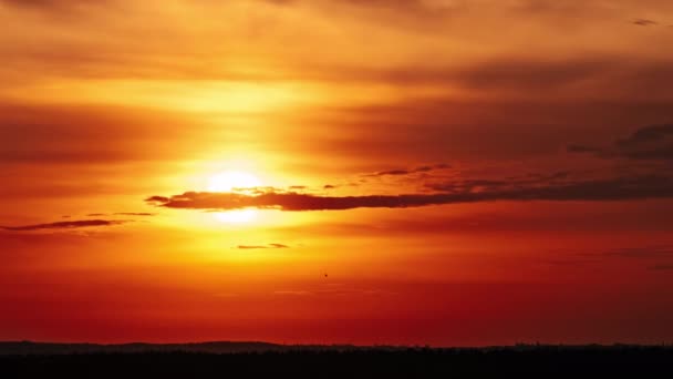 Turuncu Gökyüzünde Gün Batımı Yumuşak Bulutlarla Timelapse Bin Parlak Güneş — Stok video