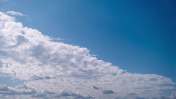 Timelapse Από Πυκνά Σύννεφα Κινείται Στον Γαλάζιο Ουρανό Φόντο Του — Αρχείο Βίντεο
