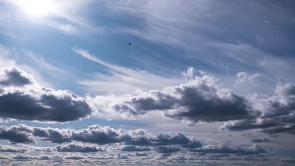 Timelapse Cumulus Chmury Porusza Się Błękitnym Niebie Przeciw Słońcu Chmura — Wideo stockowe