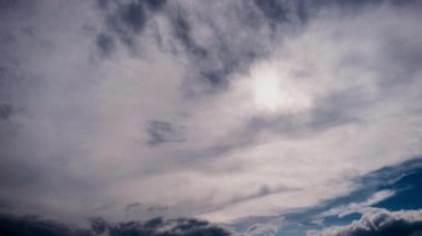 Gökyüzünde hareket eden gri bulutların zamanı. Geniş bulutlu arka plan, ışık ve gri bulutlar güneşin altında hareket ediyor, zaman atlaması. Hava değişikliği. Doğa, kopyalama alanı, panoramik bulut alanı