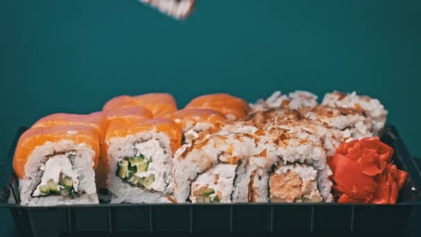 Sticks Pus Sushi Cutia Sushi Aproape Rulează Într Cutie Plastic — Videoclip de stoc