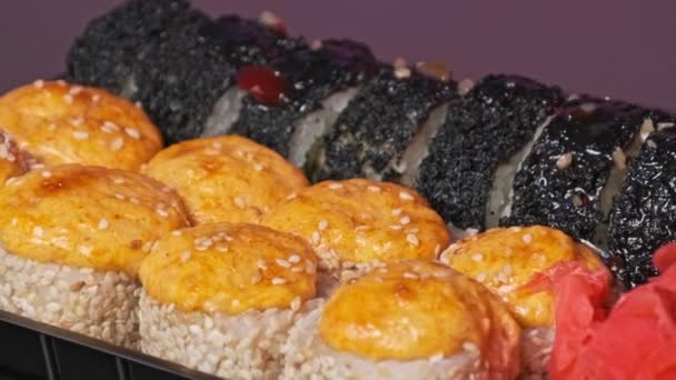 Rolos Sushi Uma Caixa Entrega Plástico Giram Close Pronto Para — Vídeo de Stock