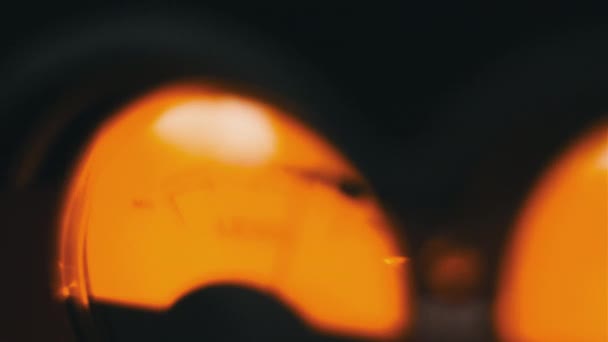 Два Аналоговых Круглых Индикатора Уровня Звукового Сигнала Желтой Подсветкой Крупный — стоковое видео