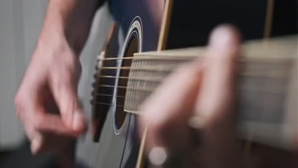 年轻人在家里弹吉他 音乐家们在客厅里坐在沙发上练习吉他 学习唱歌 生活方式概念 心理健康 — 图库视频影像