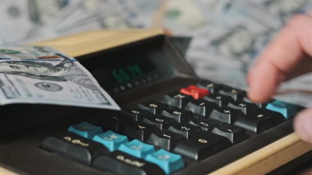 달러로 둘러싸인 오래된 빈티지 계산기 클로즈업 책상에 레트로 기계에 키보드 — 비디오