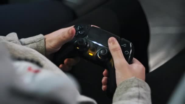 Adolescente Controla Joystick Suas Mãos Uma Zona Jogo Centro Entretenimento — Vídeo de Stock