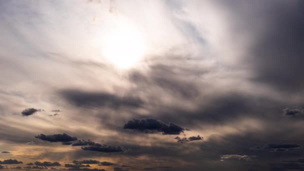 Timelapse Nuvens Cumulus Movendo Céu Azul Contra Sol Fundo Espaço — Vídeo de Stock