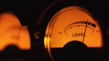 İki analog yuvarlak ses sinyal seviyesi göstergesi ve sarı arka ışık. Klasik retro ok VU ölçer. Eski ekipman, müzik ya da kayıt. Kayıt cihazındaki ses dB desibelleri