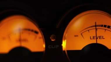 Sarı arka ışıklandırmalı, ses sinyali seviyesinde iki klasik ok göstergesi. Analog VU ölçümlerine yakın çekim. İki kanallı stereo. Retro ekipman, müzik çalma ya da kayıt, ses hacmi, dinleme