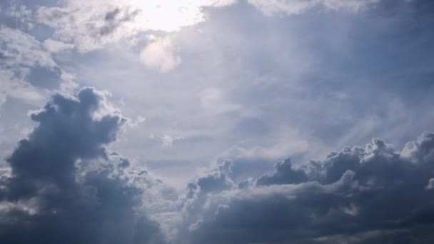 天空中惊人的积雨云的时间过去了 近距离云雾带着淡淡的灰积云在阳光下移动 时间消逝 天气的变化 复制空间 云雾空间 — 图库视频影像