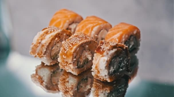 Суши Вращаются Зеркальном Столе Готовые Употреблению Аппетитные Японские Суши Крутятся — стоковое видео