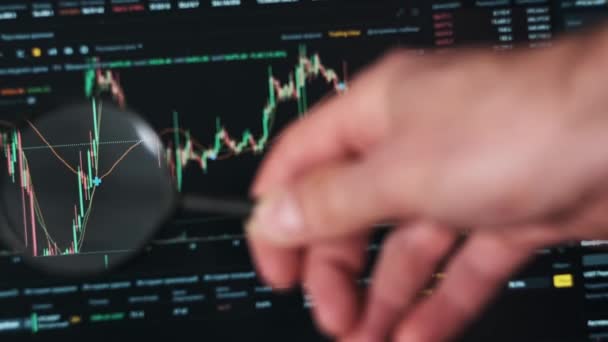 Cryptocurrency Növekedésének Grafikonját Laptop Képernyőjén Lévő Üveg Nagyításával Elemezzük Bitcoin — Stock videók