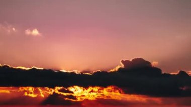 Destansı dramatik bulutlarla karanlık gökyüzünde inanılmaz bir gün batımı, Timelapse. 4 bin. Parlak güneş ufuktan batıyor. Güzel renkli günbatımı fırtına bulutları. Canlı bir renk. Zaman atlaması. Gün batımı, Bulutlar