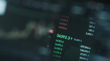 Bilgisayar ekranındaki cam büyüterek kripto para biriminin büyümesinin grafiğini analiz ediyorum. Borsada Bitcoin şifreleme şeması var. Dijital para, bankacılık, yatırım, finans, işletme, BTC