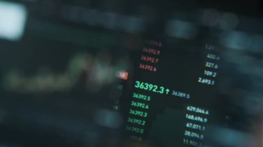 Bilgisayar ekranındaki borsada büyüteç altında Bitcoin şifreleme şeması. Büyüteçteki kripto para biriminin büyümesinin grafiğini analiz ediyorum. Sanal internet kripto para birimi