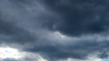 Kümülüs bulutlarının zamanı güneşe karşı mavi gökyüzünde hareket ediyor. Bulut uzayı arka planında bir sürü ışık ve gri bulutlar şekil değiştiriyor, zaman geçiyor. Hava değişikliği. Doğa, gökyüzü bulutları, kopyalama alanı