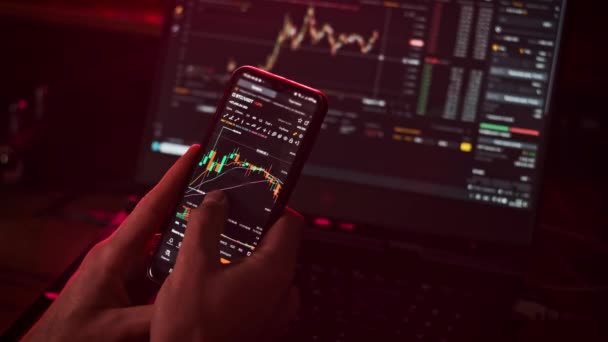 Crypto Affärsman Som Arbetar Med Aktiemarknaden Data Graf Smartphone Man — Stockvideo