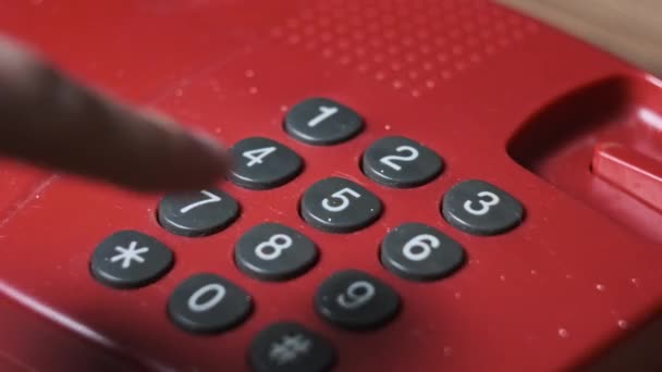 Καλώ Ασθενοφόρο Ένα Παλιό Κόκκινο Τηλέφωνο Αρσενικό Χέρι Πατάει Κουμπιά — Αρχείο Βίντεο