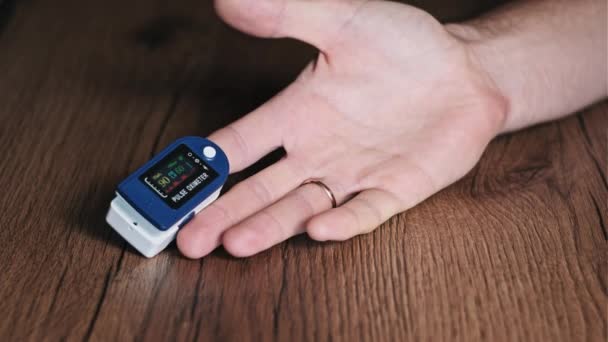人类在家里用脉冲血氧计测量脉搏和氧的饱和度 现代仪器测量心率脉动监测心跳健康状况 监测血液中的氧气水平 医疗技术 — 图库视频影像