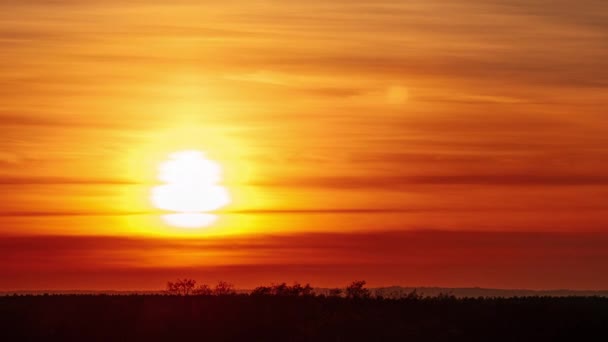 Geweldige Zonsondergang Oranje Lucht Met Zachte Wolken Timelapse Heldere Zon — Stockvideo