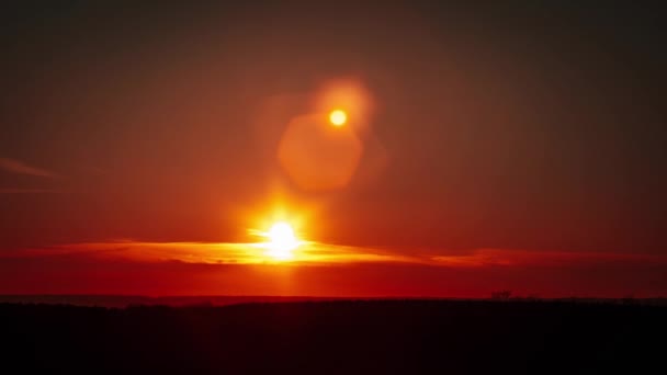 Sonnenuntergang Orangefarbenen Himmel Mit Weichen Wolken Zeitraffer Strahlende Sonne Geht — Stockvideo
