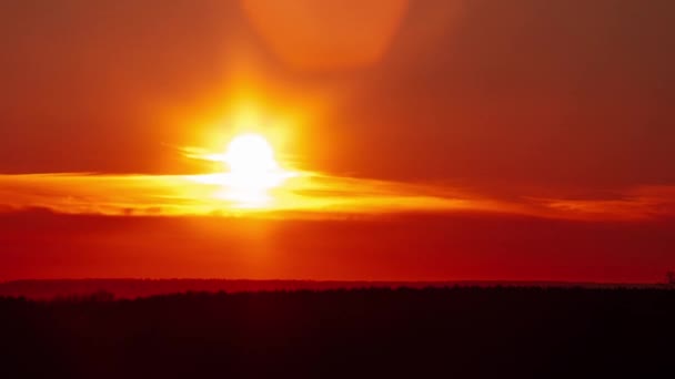 Sonnenuntergang Orangefarbenen Himmel Mit Weichen Wolken Zeitraffer Strahlende Sonne Geht — Stockvideo