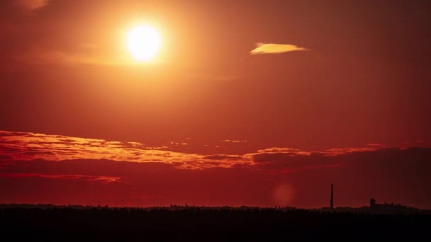 Ηλιοβασίλεμα Πορτοκαλί Ουρανό Σύννεφα Timelapse Φοβερός Λαμπερός Πορτοκαλί Ήλιος Κινείται — Αρχείο Βίντεο